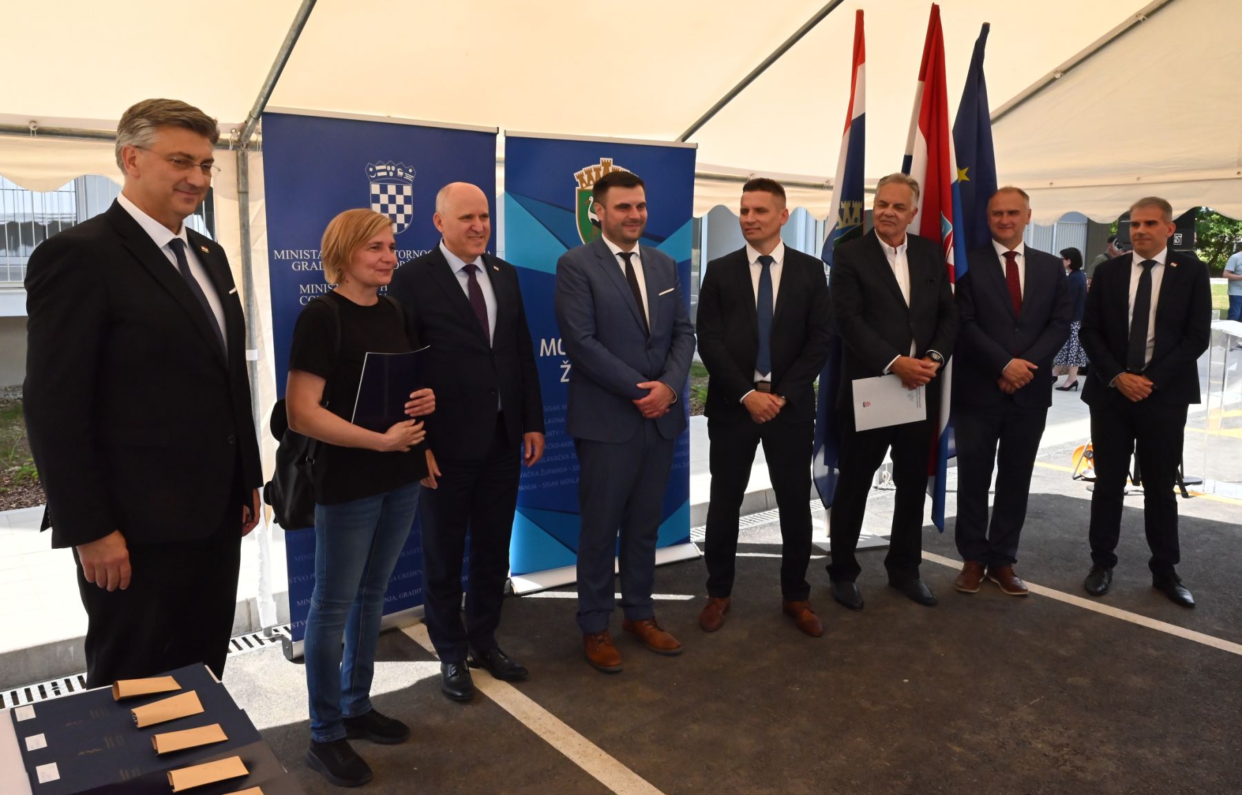 Svečanosti na kojoj su obiteljima uručeni ključevi stanova u dvije novosagrađene višestambene zgrade u Petrinjskoj ulici u Sisku, nazočili su predsjednik Vlade RH Andrej Plenković, potpredsjednik Vlade, ministar prostornoga uređenja, graditeljstva i državne imovine Branko Bačić, sisačko-moslavački župan Ivan Celjak, sisački gradonačelnik Domagoj Orlić, ravnatelj Agencije za pravni promet i posredovanje nekretninama Dragan Hristov i brojni drugi ugledni gosti.