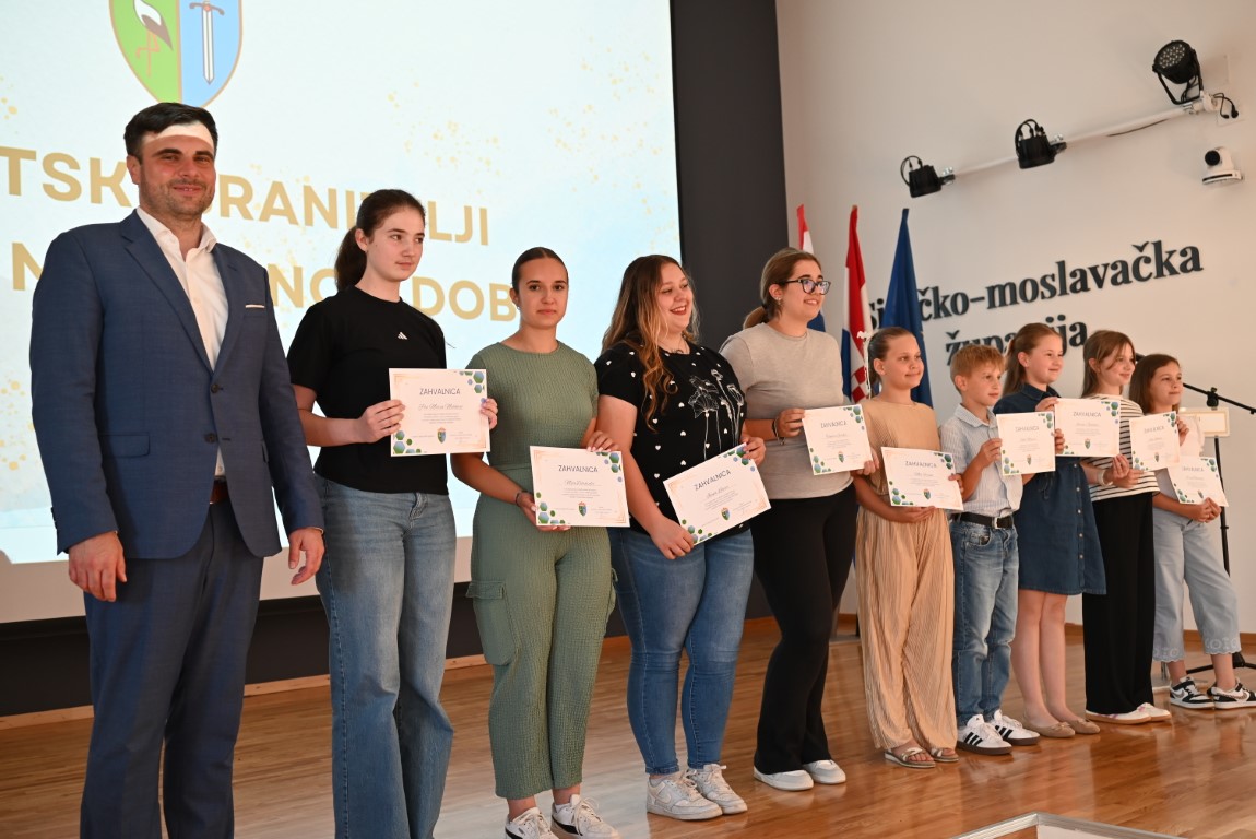U povodu predstojećeg Dana hrvatskih branitelja Sisačko-moslavačke županije, koji će biti obilježen 26. lipnja, sinoć su u kongresnoj dvorani Županijskog centra u Sisku uručene nagrade i zahvalnice sudionicima literarnog i likovnog natječaja „Hrvatski branitelji – junaci modernog doba“.