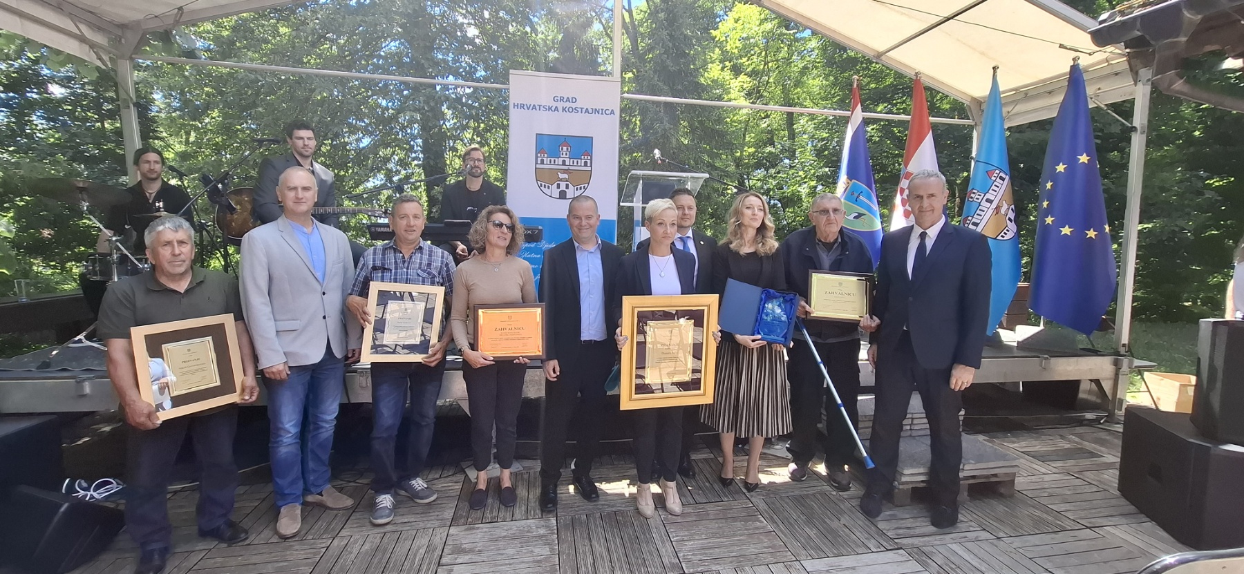 Na svečanoj sjednici Gradskog vijeća Grada Hrvatske Kostajnice koja je održana u petak, 12. lipnja 2026. godine, istaknuta je kontinuirana suradnja između Sisačko-moslavačke županije i Grada Hrvatske Kostajnice te brojnih ulaganja u lokalnu infrastrukturu, obrazovanje i razvojne projekte.