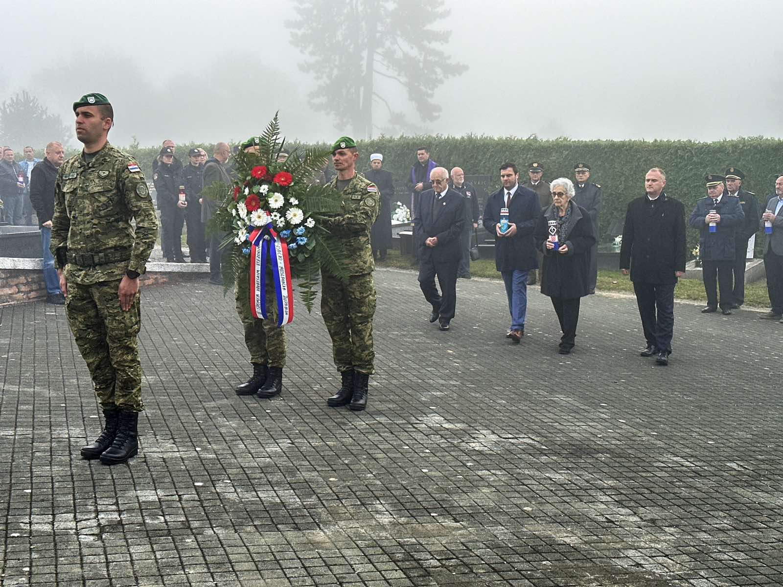 U povodu Dana hrvatskih branitelja Sisačko-moslavačke županije, u srijedu, 18. listopada 2023. godine kod središnjeg križa na Gradskom groblju Viktorovac položeni su vijenci i zapaljene svijeće u počast poginulim, nestalim i umrlim hrvatskim braniteljima.