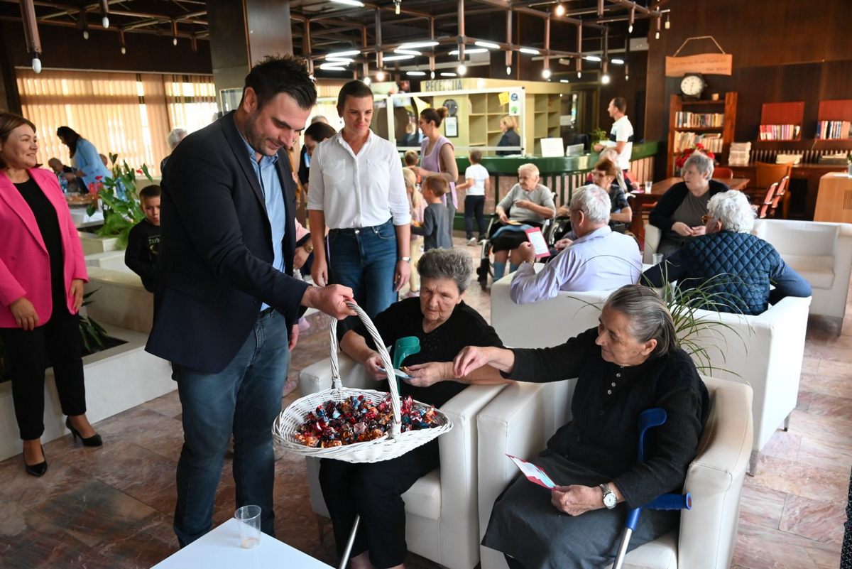 župan Ivan Celjak se, tijekom obilaska Topuskog, susreo i s korisnicima Doma za starije osobe Glina, koji su, nakon potresa zbrinuti u hotelu Lječilišta Topusko, a čiji je dom pred završetkom radova sanacije i poboljšanja kapaciteta i ponude. 