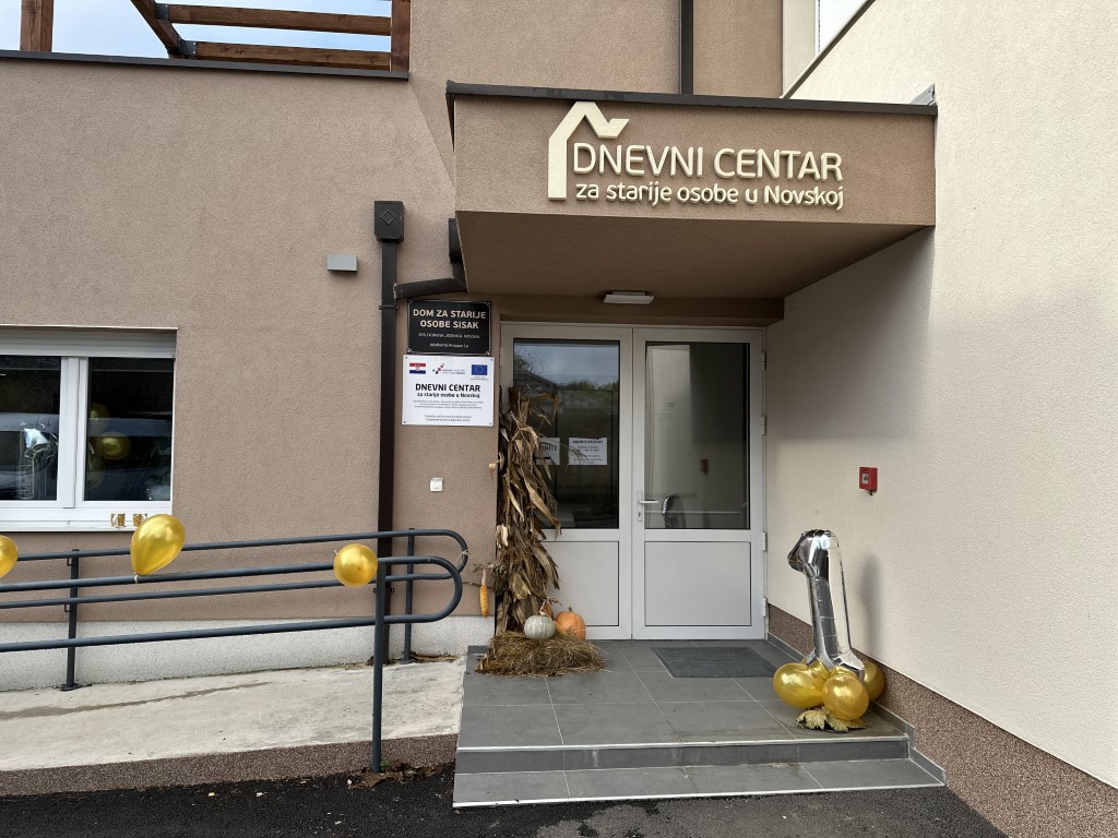 Uz prigodni bogat program i pjesmu, Dnevni centar za starije osobe u Novskoj, koji djeluje u sklopu Doma za starije osobe Sisak, proslavio je u ponedjeljak, 16. listopada 2023. godine svoj prvi rođendan. Čestitku za prvu godinu djelovanja, u ime župana Ivana Celjaka, uputio je njegov zamjenik Mihael Jurić koji je naglasio kako Sisačko-moslavačka županija provodi brojne značajne projekte u cilju poboljšanja kvalitete života naših sugrađana u njihovoj zlatnoj dobi.