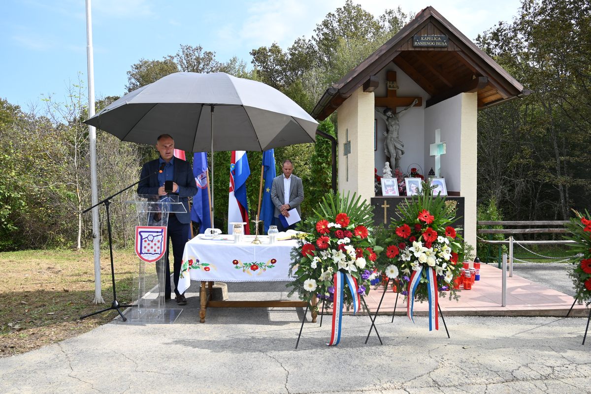  Zamjenik župana Mihael Jurić je nazočio obilježavanju 32. godišnjice pogibije 14 civila i jednog hrvatskog branitelja u Gornjim Jamama, naselju na glinskom području.