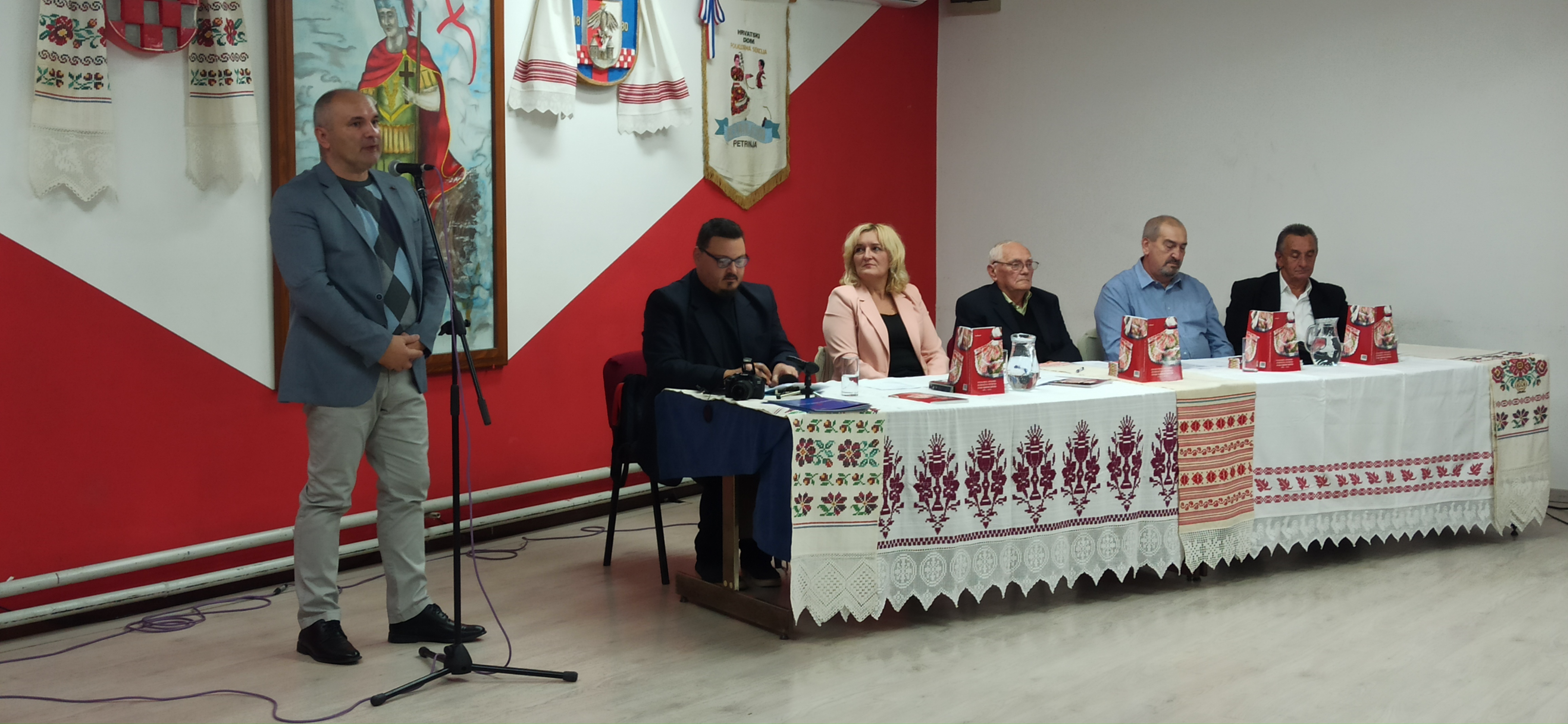 Ravnatelj Kulturno-povijesnog centra Sisačko-moslavačke županije Ivica Valent je u Vatrogasnom domu u Petrinji nazočio predstavljanju knjige „Folklorni ansambl Petrinjčica Petrinja čuvar narodne baštine 1928. – 2022.“, autora Ivana Rizmaula.