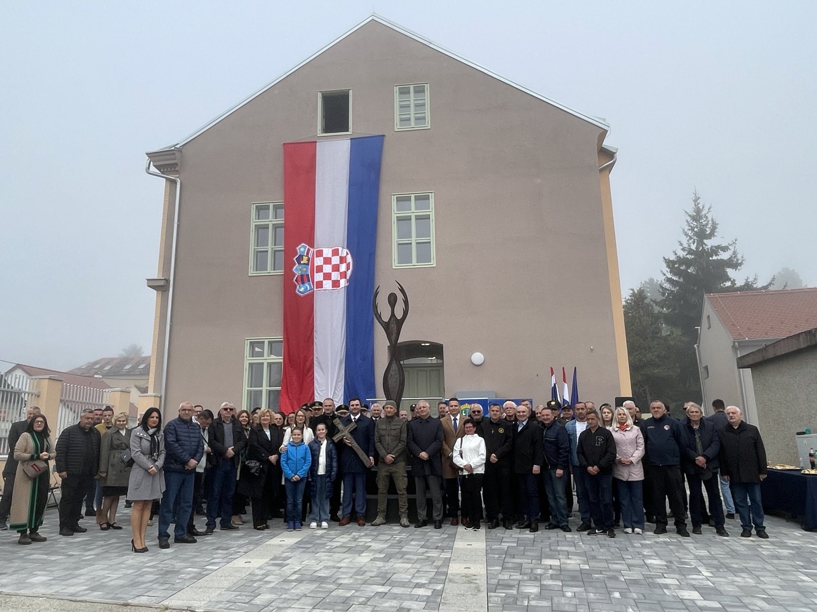 Obilježavanje Dana hrvatskih branitelja Sisačko-moslavačke županije nastavljeno je ispred Kulturno-povijesnog centra Sisačko-moslavačke županije gdje je župan Ivan Celjak istaknuo kako danas s dubokim poštovanjem i zahvalnošću cijela županija slavi svoje branitelje koji su nam omogućili da živimo u miru i slobodi.