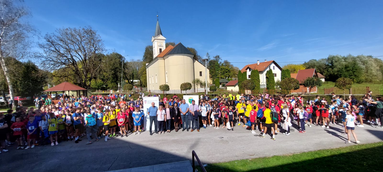 U četvrtak 12. listopada 2023. godine u organizaciji Školskog sportskog saveza Sisačko-moslavačke županije u Topuskom je održano prvo županijsko školsko sportsko natjecanje za ovu školsku godinu. Učenici su se natjecali u krosu, a natjecanje je otvorila pročelnica Upravnog odjela za obrazovanje, kulturu, šport, mlade i civilno društvo Robertina Štajdohar.