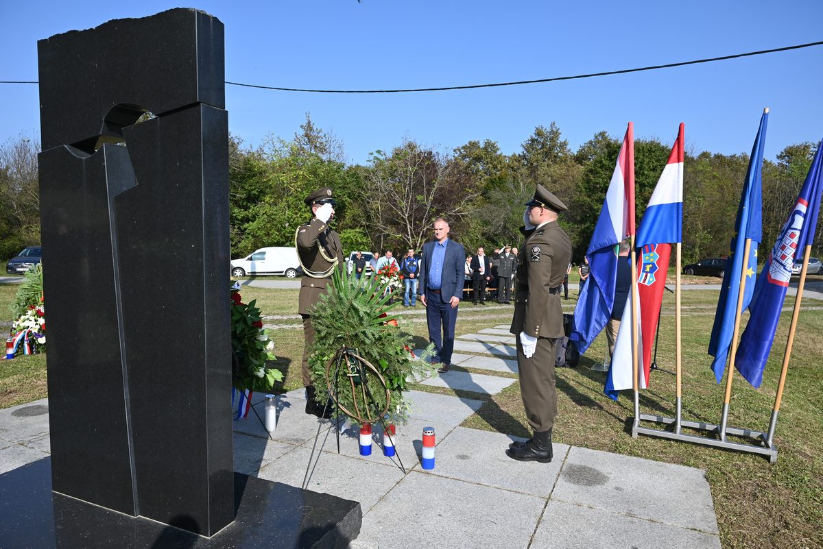 Zamjenik župana Mihael Jurić je, kao izaslanik predsjednika Hrvatskog sabora Gordana Jandrokovića, nazočio odavanju počasti hrvatskim braniteljima i civilima Male Soline poginulim u Domovinskom ratu.