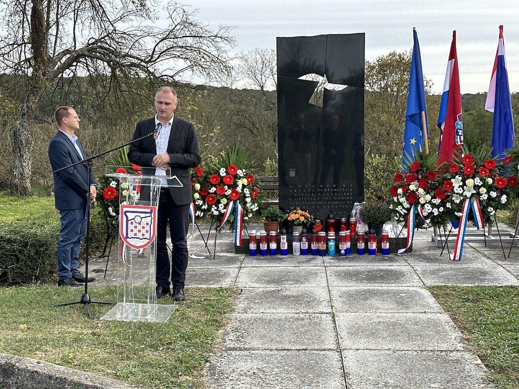 Zamjenik Mihael Jurić je u ponedjeljak, 16. listopada 2023. godine u Novom Selu Glinskom kod spomen-obilježja "Golubica“ nazočio obilježavanju Dana sjećanja na poginule i nestale civile i branitelje Novog Sela Glinskog.
