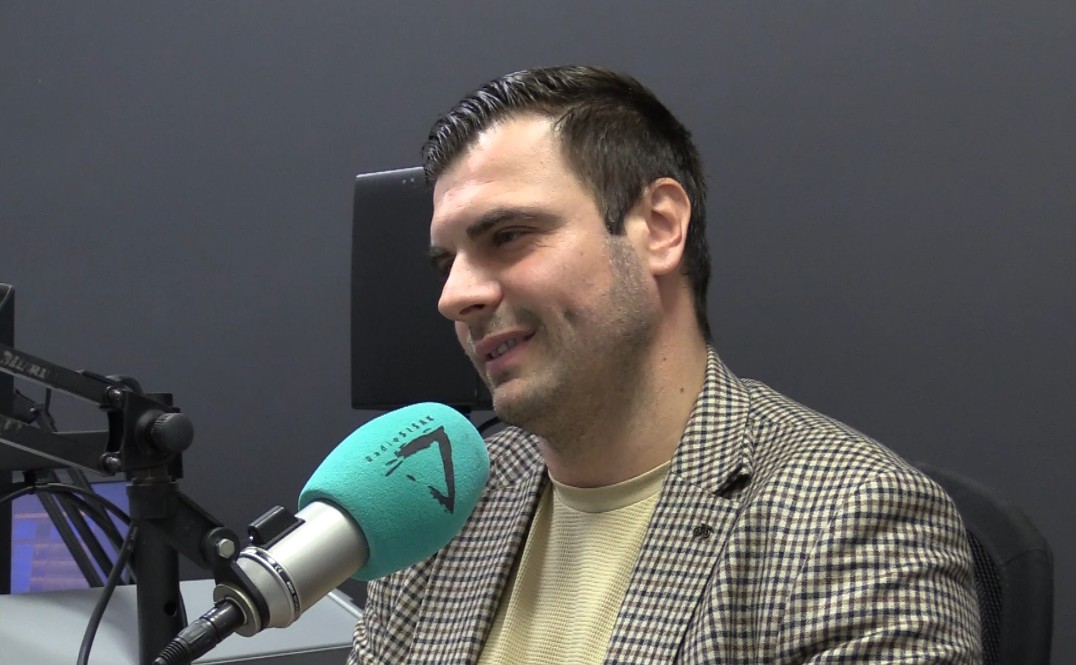 Župan Ivan Celjak gostovao je danas u programu Radio Siska, u emisiji u kojoj se osvrnuo na projekte koje Sisačko-moslavačka županija provodi na području grada Siska.  „Osim obnove, provodimo niz razvojnih projekata kojima unaprjeđujemo kvalitetu života svih stanovnika. Obnavljamo objekte, ali im dodajemo novu vrijednost i uvodimo nadstandard za sve naše stanovnike. Potres je bio velika tragedija, ali je ovo i prilika za razvoj koji smo čekali godinama. Sisačko-moslavačka županija je iskoristila tu priliku i iz Fonda solidarnosti povukli smo 86,3 milijuna eura za obnovu objekata iz naše nadležnosti“, istaknuo je župan Celjak.  Oživjeti središte grada Siska  Podsjetio je kako Županija u samom središtu grada Siska u Rimskoj 19 obnavlja zgradu bivše policijske uprave u kojoj će se nakon obnove nalaziti glazbena škola, prostori za udruge iz područja kulture, galerije, ugostiteljski objekt i vrtić s tri odgojne skupine. Obnavlja se i tzv. Tuškanova kuća na prekrasnoj lokaciji uz rijeku Kupu gdje će se nalaziti praktikum Srednje škole Viktorovac s gradskom kavanom, a učenici te škole imat će priliku, zajedno sa svojim profesorima, voditi hotel i tako stjecati potrebnu praksu.  Govoreći o obrazovanju župan Celjak naglasio je kako Sisačko-moslavačka županija uvodi i nadstandard u srednje škole na području Siska koje su u nadležnosti SMŽ.  Nadstandard u srednjim školama u nadležnosti SMŽ  „Obnovili smo Gimnaziju Sisak u kojoj će se, osim za učenike te škole, nastava odvijati i za studente FOI-ja. Za Tehničku školu Sisak uređujemo vojarnu u Lađarskoj u kojoj će se nalaziti Regionalni centar kompetentnosti Tehničke škole Sisak za koju smo nabavili i najmodernije strojeve. Želimo oživjeti ovu lijepu Lađarsku ulicu gdje uređujemo i prvi učenički dom, a zgradu u Lađarskoj 30 obnavljamo za sportske aktivnosti, a unutar te zgrade gradit će se bazen s otporom“, dodao je župan.   Obnova zdravstvenih objekata i nova oprema  Župan Celjak podsjetio je kako Sisačko-moslavačka županija obnavlja gotovo sve zgrade u bolnici „Dr. Ivo Pedišić“ Sisak, nabavljena je nova oprema za zdravstveni sustav, obnavljaju se ambulante, a obnova matične zgrade Doma zdravlja SMŽ u Sisku trebala bi biti završena do kraja godine.  Najavio je kako uskoro kreću radovi na obnovi zgrade u Capragu, preko puta ambulante, koju je Sisačko-moslavačka županija kupila za potrebe proširenja Doma za starije osobe Sisak.  Župan je govorio i o jednom od najvećih razvojnih projekata Sisačko-moslavačke županije koji će se realizirati u narednom razdoblju, a to je izgradnja nove zgrade medicinskog wellness & spa centra SMŽ koja će se graditi pokraj sadašnje zgrade Jodnog lječilišta u Ulici Nikole Tesle u Sisku. Centar će imati zdravstvenu i komercijalnu namjenu i bit će na korist svih stanovnika županije, onih kojima je potrebna zdravstvena pomoć i zdravstvene usluge moći će koristiti putem uputnice, ali i onih građana koji će se samo željeti rekreirati. U zgradi wellness & spa centra nalazit će se rehabilitacijski i rekreacijski sadržaji poput bazena, višenamjenske dvorane, teretane, wellness & spa zone, ugostiteljskog objekta te prostori za ostale prateće sadržaje.  Županijska naselja za umirovljenike  „Želimo poboljšati uvjete života za naše starije sugrađane i gradimo županijska umirovljenička naselja koja će za početak koristiti osobe čiji su domovi stradali u potresu nakon čega će kuće ući u sastav umirovljeničkih naselja što je jedinstveni projekt u cijeloj Hrvatskoj“, rekao je župan.  Također, u središtu Siska bit će obnovljena i zgrada Varteksa u kojoj će se nalaziti poduzetnički centar, a preostali poduzetnički centri nalazit će se u zgradi NAMA-e koju Županija namjerava kupiti te u zgradi na Zagrebačkoj cesti u blizini benzinske postaje.   Sisačko-moslavačka županija – poželjno mjesto za život  „Sisačko-moslavačku županiju u budućnosti vidim kao naprednu županiju u kojoj ćemo osigurati kvalitetniji život za mlade obitelji, ali i naše starije sugrađane, a Sisak će napredovati u vrlo brzom vremenu.  Nabavili smo za zdravstvo najnoviju opremu, obnavljamo bolničke zgrade i škole, imat ćemo moderna umirovljenička naselja, autocestom ćemo do Zagreba moći stići za dvadesetak minuta, na području grada Siska gradit će se 20 novih zgrada s 380 stanova. Sve su to prednosti  kojima ćemo privući mlade ljude da dođu živjeti u Sisak“, zaključio je župan Celjak.