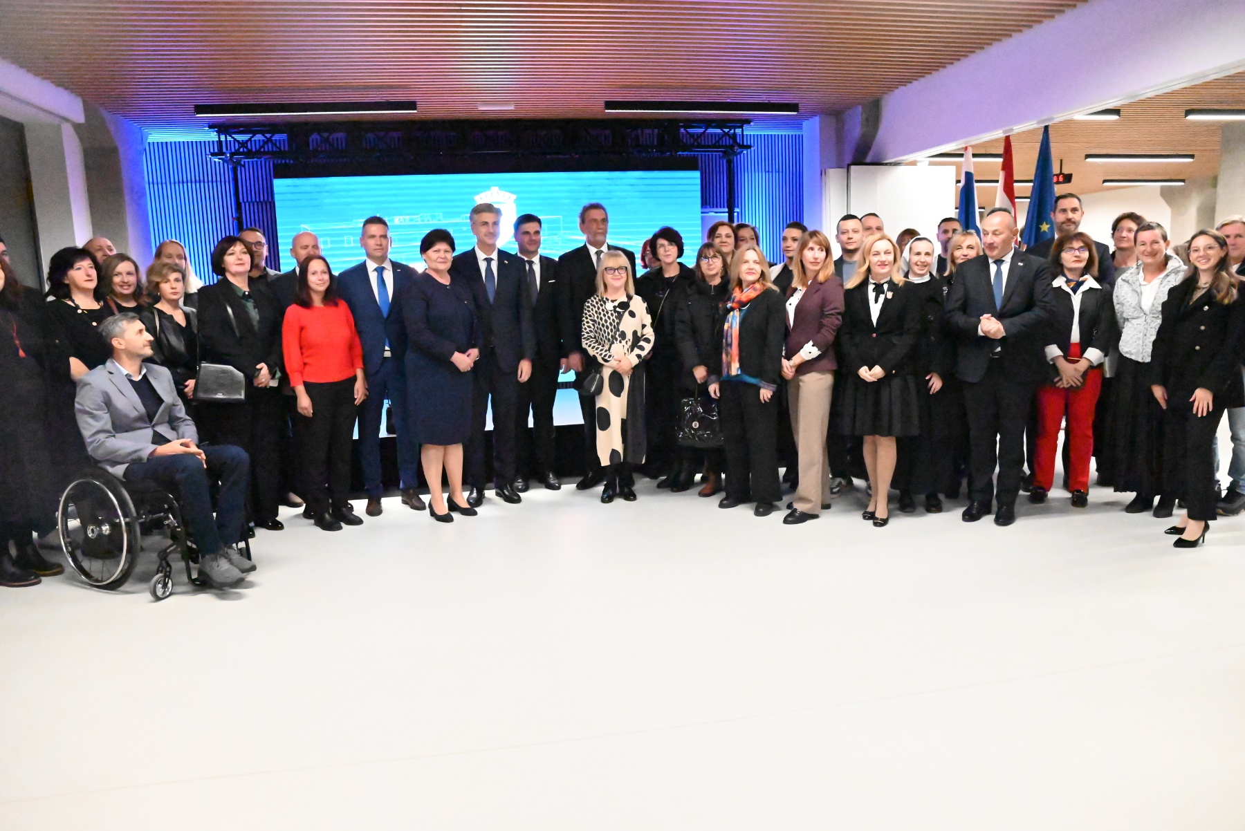 Svečanim presijecanjem vrpce u Sisku je danas svečano otvorena nova zgrada Ekonomske škole Sisak, čime je za učenike i djelatnike škole prvi put u povijesti osigurana vlastita školska zgrada.