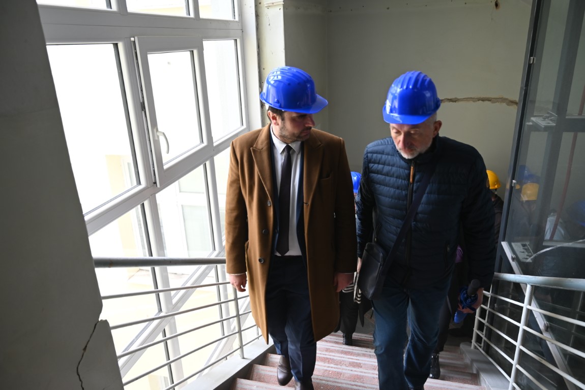 Prije tri tjedna počeli su radovi na cjelovitoj obnovi Doma zdravlja SMŽ u Sisku koje je u ponedjeljak, 27. ožujka 2023. godine obišao župan Ivan Celjak sa suradnicima.