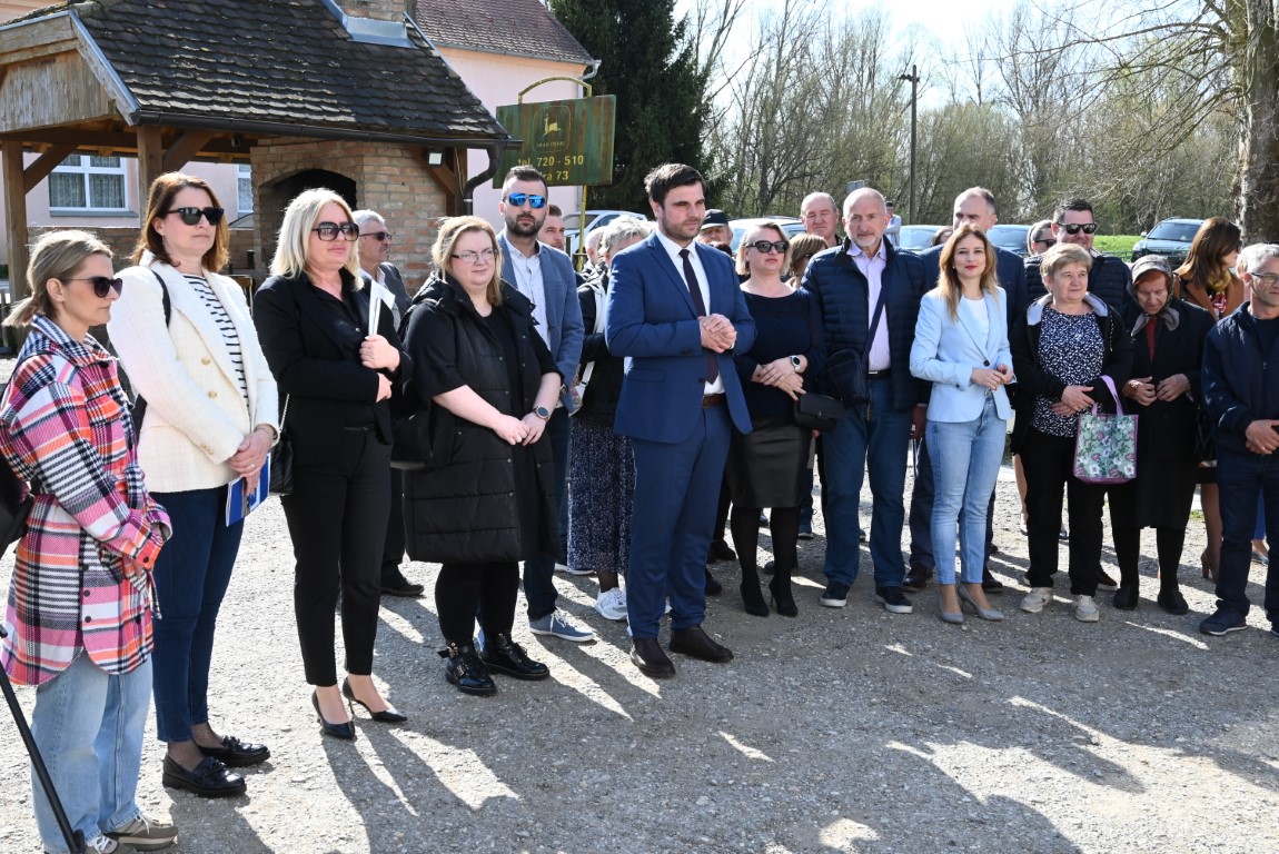 Župan Ivan Celjak je u Gušću, sisačkom naselju na području Donje Posavine, predstavio projekt „Županijski kutak zdravlja“.