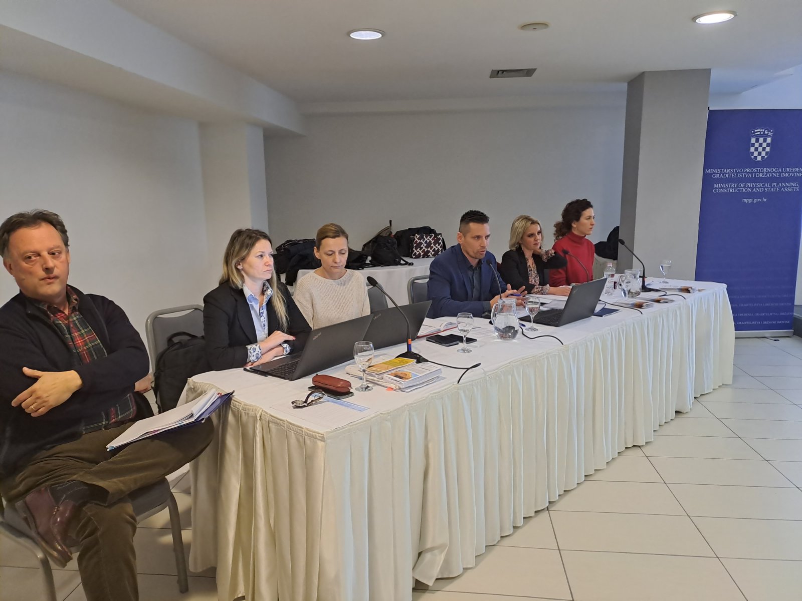 Obnova s naglaskom na samoobnovu uz predujam, bila je tema javne tribine održane u Sisku u srijedu, 1. ožujka 2023. godine u organizaciji Ministarstva prostornog uređenja, graditeljstva i državne imovine na kojoj je državni tajnik Domagoj Orlić predstavio građanima najvažnije novosti novog Zakona o obnovi.