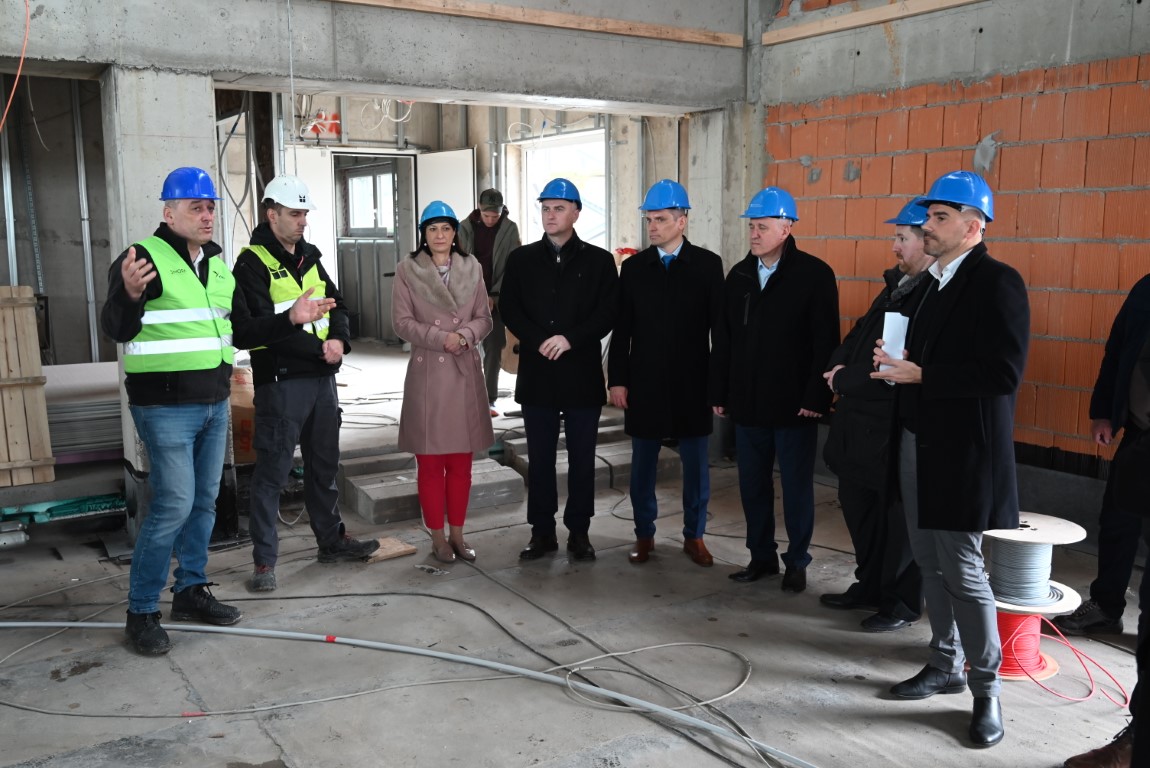 Zamjenik župana Mihael Jurić pratio je posjet potpredsjednika Vlade Republike Hrvatske, ministra prostornog uređenja, graditeljstva i državne imovine Branka području Petrinje i Siska.