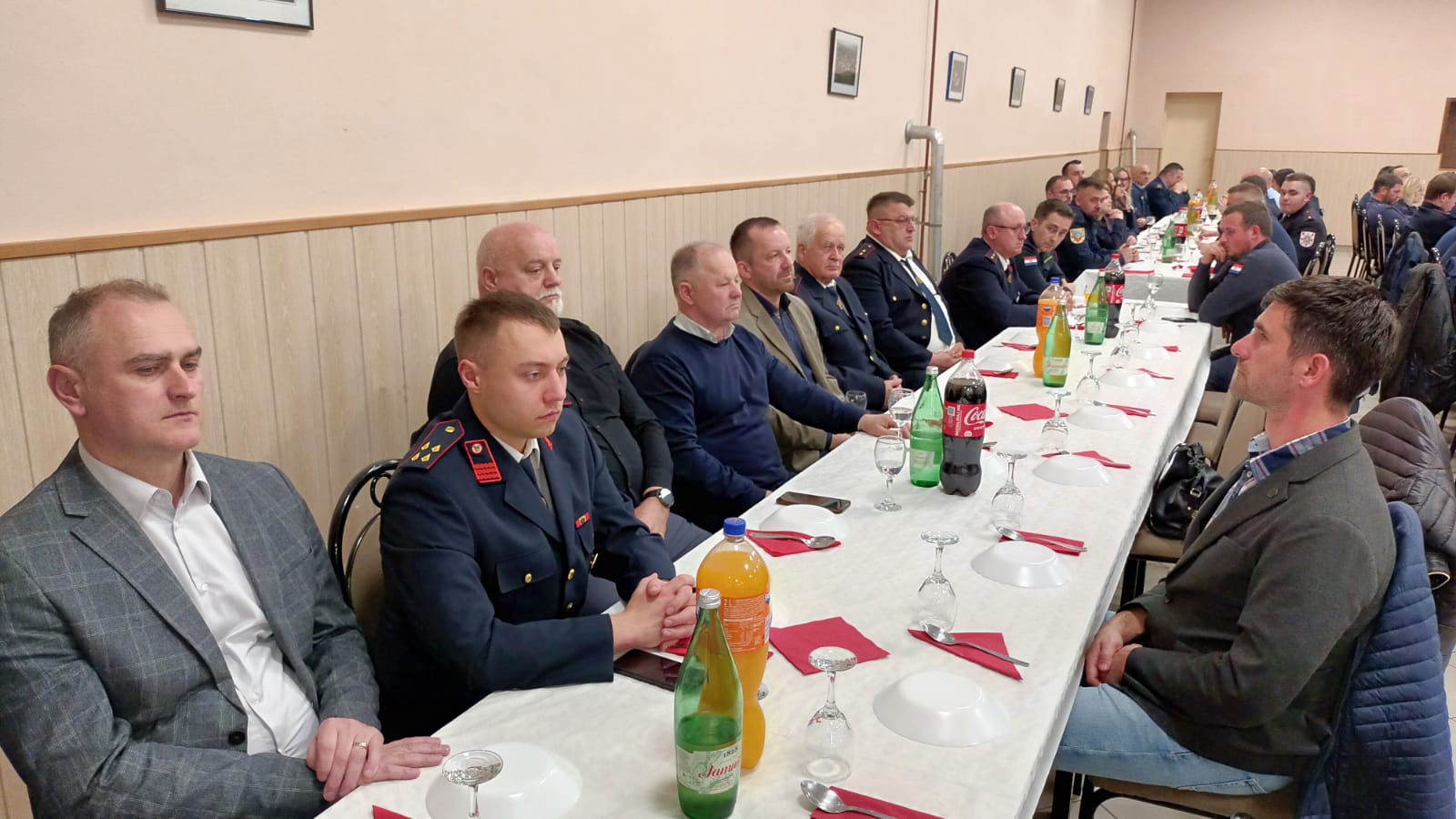 Predsjednik Županijske skupštine Mato Fofić i zamjenik župana Mihael Jurić su u Pučkom domu u Donjoj Gračenici, na području grada Popovače, nazočili 131. redovnoj godišnjoj izvještajnoj sjednici Skupštine Dobrovoljnog vatrogasnog društva Donja Gračenica.