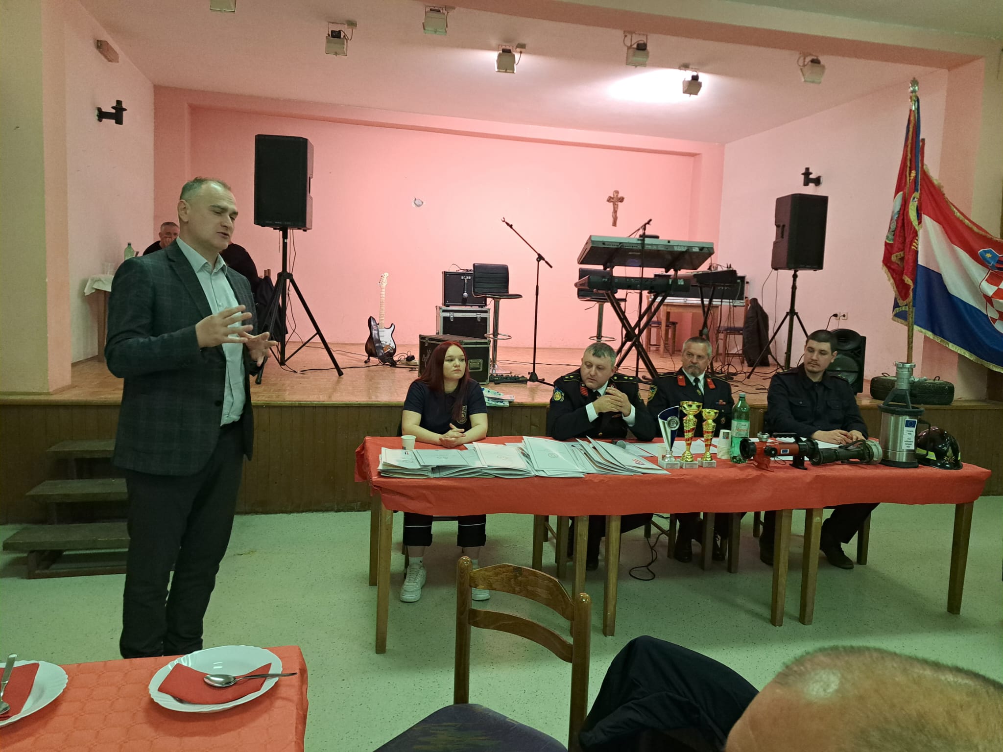 Zamjenik župana Mihael Jurić je u Društvenom domu Ilova, na području grada Kutine, nazočio 130. redovnoj godišnjoj sjednici Skupštine Dobrovoljnog vatrogasnog društva Ilova.