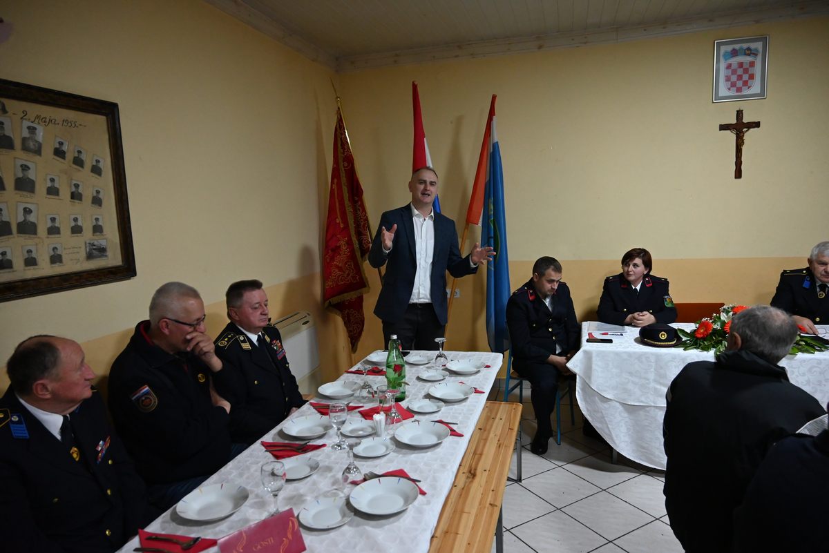 Zamjenik župana Mihael Jurić je u vatrogasnom domu u Žažini nazočio 142. redovnoj godišnjoj izvještajnoj sjednici Skupštine Dobrovoljnog vatrogasnog društva Žažina. 