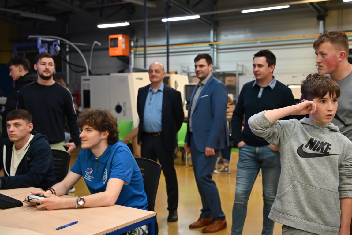 Sisačko-moslavačka županija, u suradnji sa Savjetom mladih SMŽ, organizirala je sinoć turnir EA SPORTS FC 24. Bila je to još jedna aktivnost za mlade u sklopu programa Centra za mlade SMŽ koja je u izdvojeni prostor RCK Tehničke škole Sisak privukla više od 60 igrača i ostalih posjetitelja. 