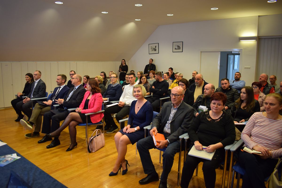 Zamjenik župana Mihael Jurić je u Gradskoj vijećnici u Hrvatskoj Kostajnici nazočio predstavljanju mjera aktivne politike zapošljavanja u 2024. godini