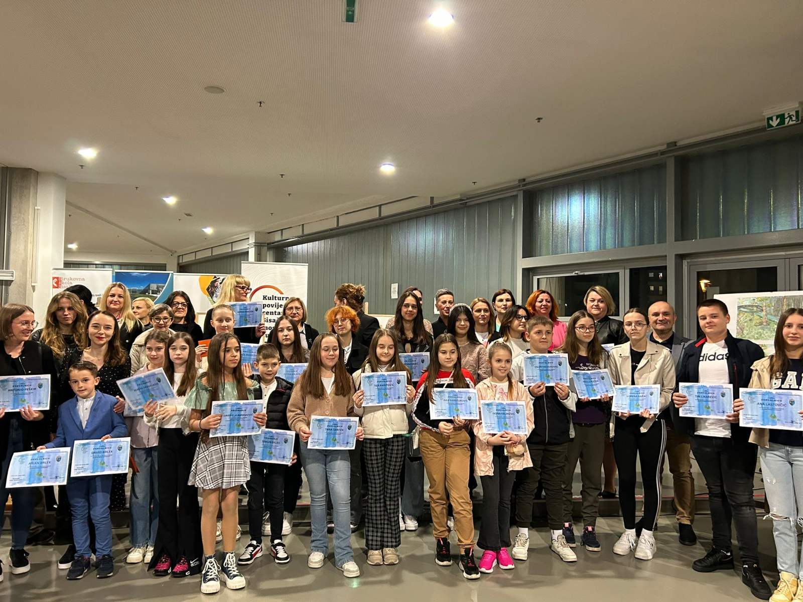 Više od stotinu radova učenika izloženo je u Strukovna škola Sisak gdje je u petak, 22. ožujka 2024. godine otvorena izložba likovnih radova učenika osnovnih i srednjih škola Sisačko-moslavačke županije na temu "Rijeke moga zavičaja".