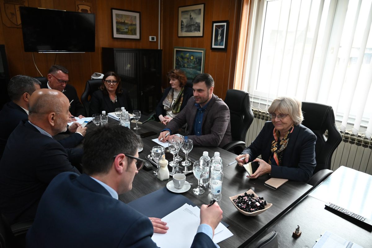 Župan Ivan Celjak je sa suradnicima u prostoru Općine Lekenik nazočio radnom sastanku s predstavnicima Ministarstva pravosuđa i uprave: državnim tajnikom Jurom Martinovićem, ravnateljem Uprave za zatvorski sustav i probaciju Zvonimirom Penićem i načelnikom Samostalnog sektora za strateški razvoj i projekte Ivanom Lakošem. Tema sastanka, kojem je nazočio i načelnik Općine Lekenik Ivica Perović, bila je gradnja nove zatvorske zgrade na mjestu nekadašnje vojarne u Žažini.