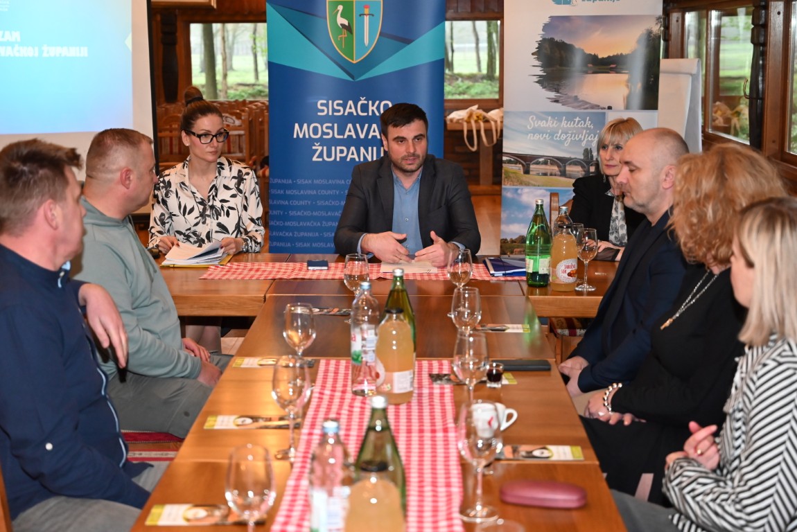 Župan Ivan Celjak je, kao predsjednik Turističke zajednice Sisačko-moslavačke županije, predsjedao sjednicom Turističkog vijeća, koja je održana u prostoru turističkog objekta „Moslavačka priča“ u Maloj Ludini.