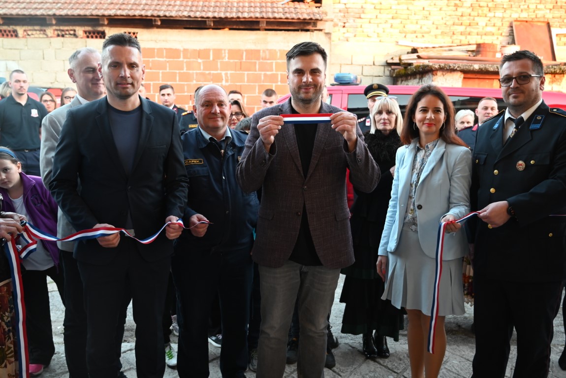 Na području grada Siska danas su svečano otvorene još dvije obnovljene zgrade vatrogasaca, Dobrovoljnog vatrogasnog društva Sela i Dobrovoljnog vatrogasnog društva Greda.