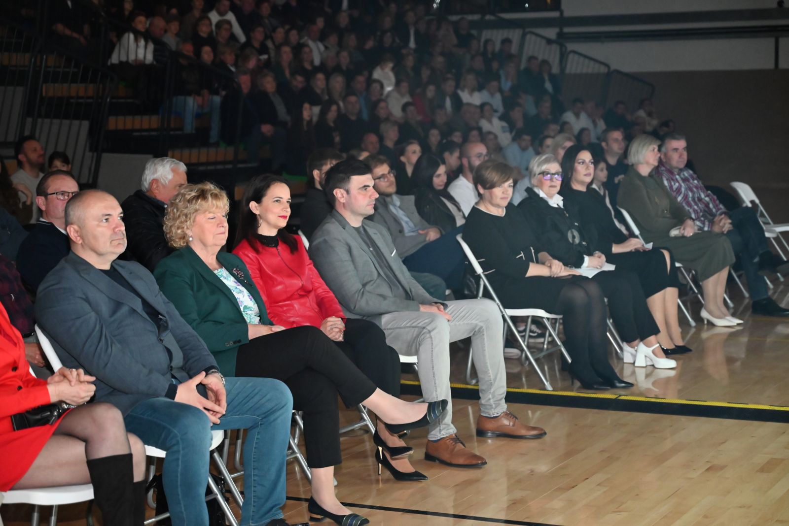 U organizaciji Folklornog ansambla „Ivan Goran Kovačić“ Sisak, večeras je u prepunoj Sportskoj dvorani Zeleni brijeg održan tamburaški koncertni spektakl Tambura u sjećanje.