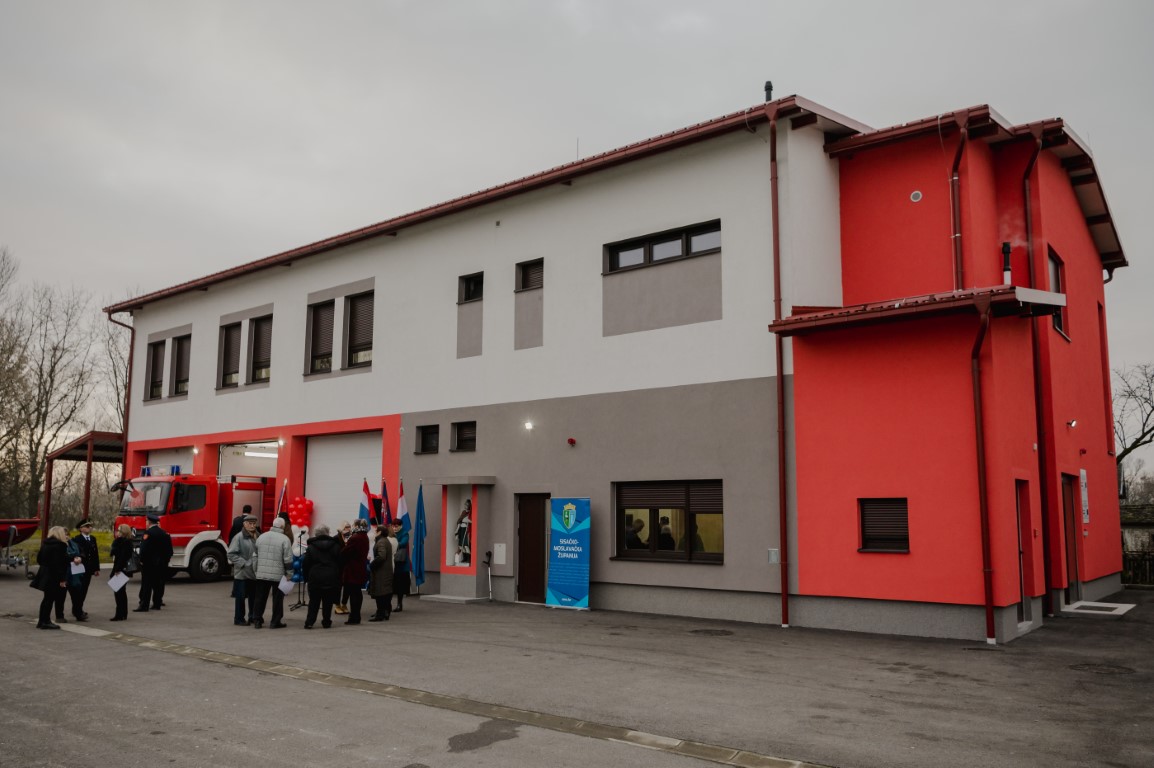 Sisačko-moslavački župan Ivan Celjak, uz ministricu poljoprivrede Mariju Vučković, načelnicu Općine Jasenovac Mariju Mačković i druge goste nazočio je u srijedu, 21. prosinca 2022. godine, svečanom otvorenju vatrogasnog doma sa spremištem i kulturnim centrom u Jasenovcu.