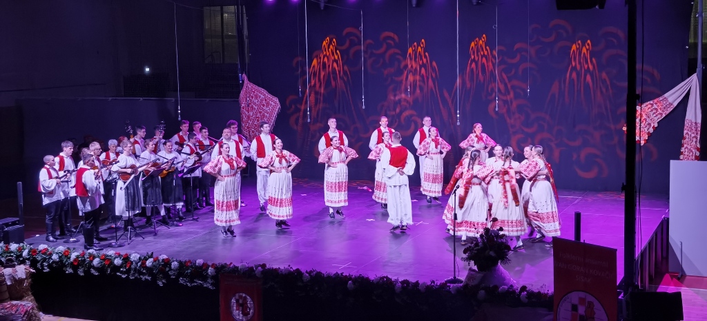 Folklorni ansambl Ivan Goran Kovačić proslavio je 70. rođendan velikim slavljeničkim folklorno-scenskim spektaklom koji je u subotu, 3.prosinca 2022. održan u Sportskoj dvorani Zeleni brijeg.