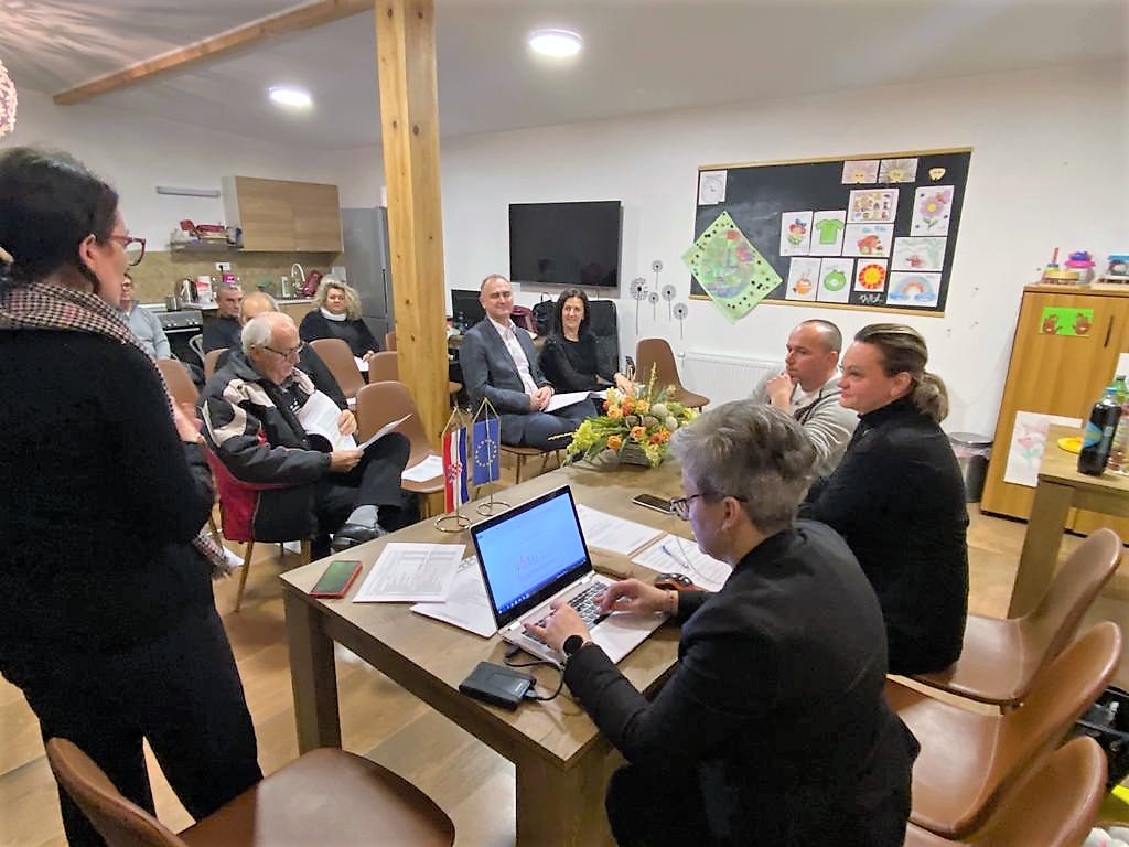 Zamjenik župana Mihael Jurić je u srijedu 14. prosinca 2022. godine, na Inkluzivnoj farmi u Hrastovici nazočio redovnoj i izbornoj sjednici Skupštine Udruga osoba s invaliditetom Sisačko-moslavačke županije.