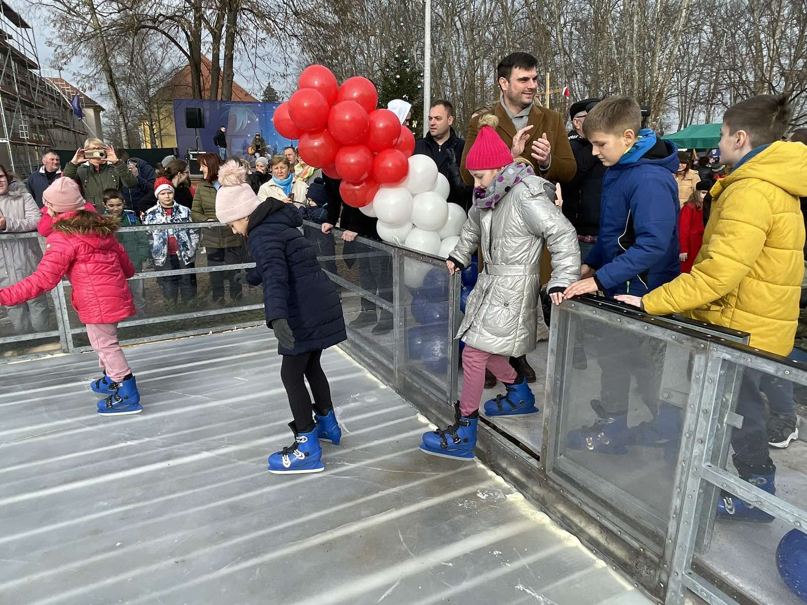 Radosna lica brojnih mališana u Glini, obilježila su u srijedu, 21. prosinca 2022. godine, otvaranje klizališta koje je i ove godine poklon Sisačko-moslavačke županije za svu djecu Banovine. Sisačko-moslavačka županija ni ove godine, uoči blagdana, nije održala tradicionalni blagdanski prijem već je sredstva usmjerila za sve mališane osiguravajući im klizalište u središtu Gline.