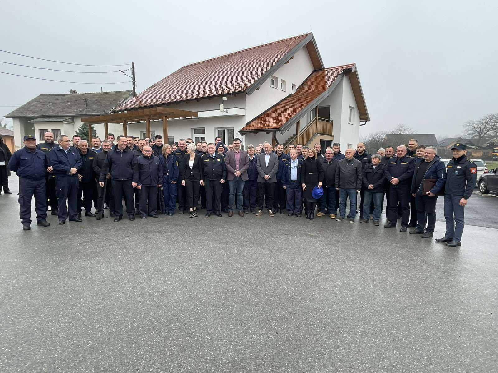 Martinska Ves, 16. prosinca 2022. - predstavnicima Vatrogasne zajednice SMŽ, gradova i općina, dobrovoljnih vatrogasnih društava i javnih vatrogasnih postrojbi predstavljen je danas Javni poziv Sisačko-moslavačke županije za dodjelu bespovratnih sredstava za obnovu objekata koje koriste javne vatrogasne postrojbe i dobrovoljna vatrogasna društva na potresom pogođenom području.