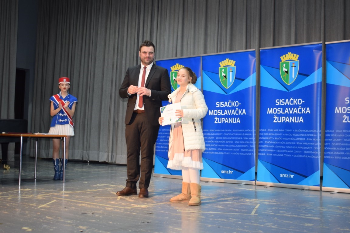 Župan Ivan Celjak uručio je u četvrtak, 8. prosinca 2022. godine, u Domu INA Rafinerije nafte u Sisku, zahvalnice „Ponos SMŽ“ učenicima, učiteljima, profesorima i školskim sportskim društvima za značajan uspjeh u području obrazovanja i sporta te za promociju Sisačko-moslavačke županije.