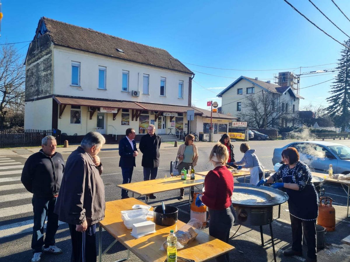 Zamjenik župana Mihael Jurić je u petak, 23. prosinca 2022. godine, ispred zgrade Općine Lekenik, zajedno s dužnosnicima Općine, načelnikom Ivicom Perovićem i suradnicima, uz podjelu pečenih ribica, nazočio tradicionalnom prigodnom druženju s građanima uoči Badnjaka.