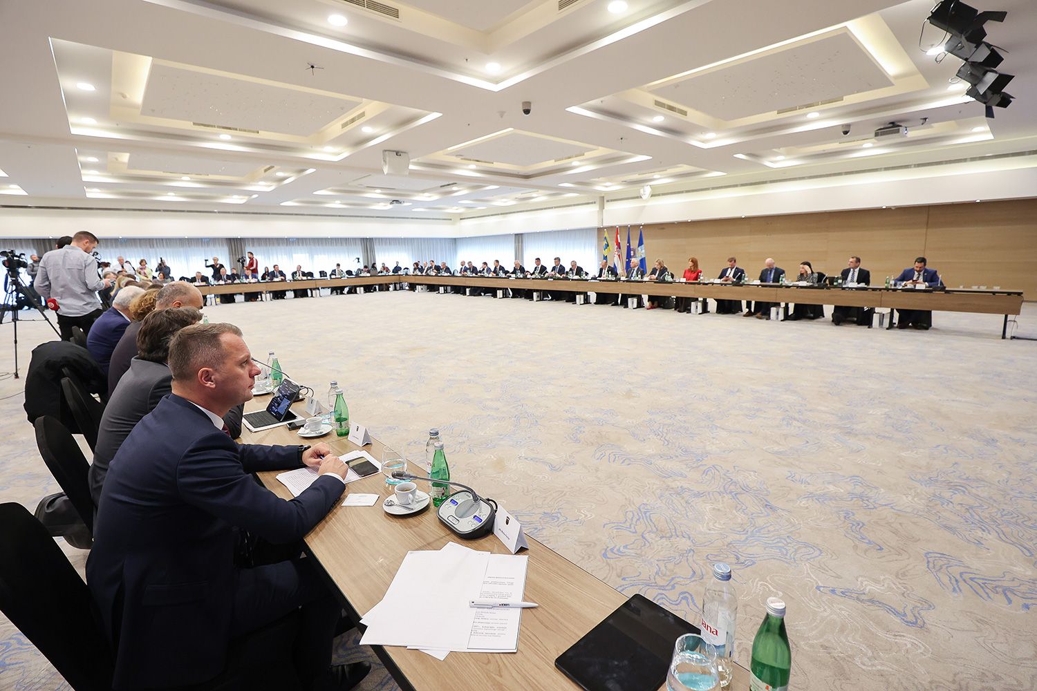 Zamjenik župana Mihael Jurić nazočio je u srijedu, 7. prosinca 2022. godine, u Podstrani, u Splitsko-dalmatinskoj županiji, sastanku Vlade RH sa županima, predstavnicima Udruga gradova i Hrvatske zajednice općina. Teme današnjeg sastanka bile su unaprjeđenje sustava obrazovanja, reforma zdravstvenog sustava, financijska perspektiva 2021.-2027. te izmjene Zakona o upravljanju državnom imovinom.