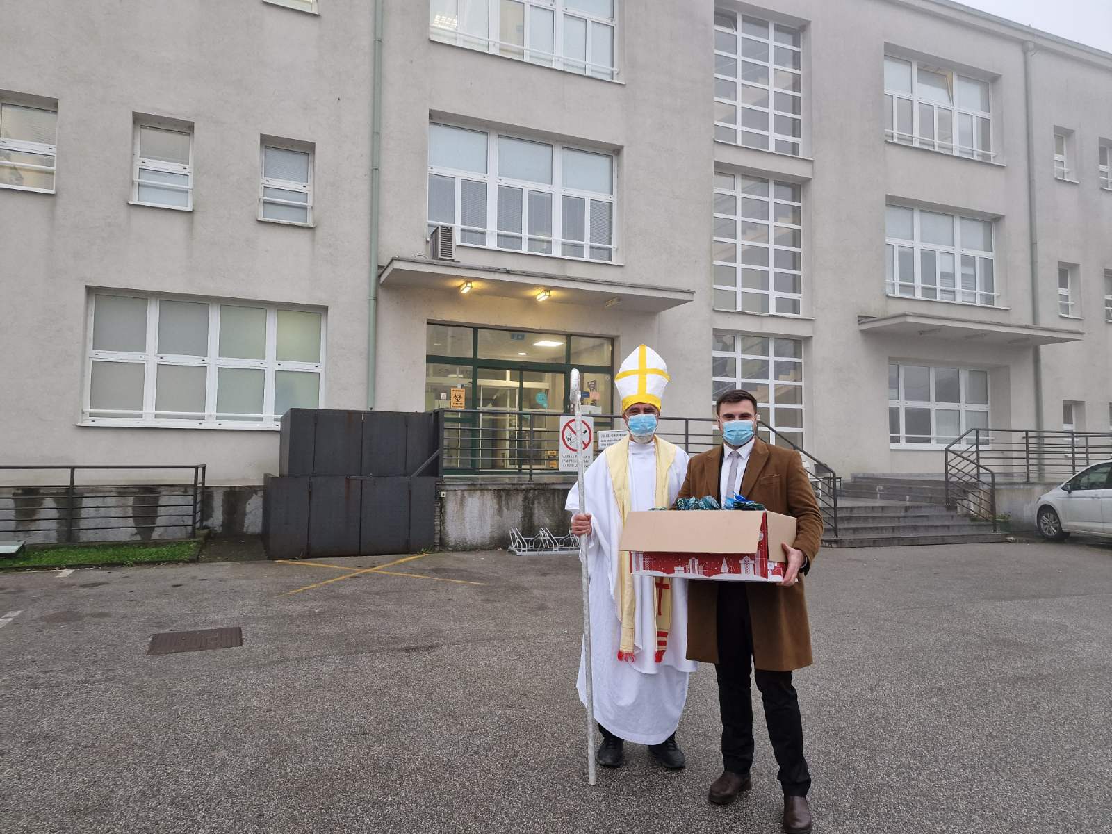 Sveti Nikola dočekao je u utorak, 6. prosinca 2022. godine naše mališane ispred pedijatrijske ambulante. Sisačko-moslavačka županija je jedinstven primjer u Hrvatskoj jer se u Sisku u istoj zgradi nalazi  privremeno sjedište županijske uprave i zdravstvene ambulante. Naime, nakon razornog potresa koji je krajem 2020. godine pogodio ovo područje, Županija je na čelu sa županom Ivanom Celjakom poduzela sve radnje i u vrlo kratkom vremenu sve zdravstvene ambulante iz kontejnera premjestila u sigurne, čvrste i stabilne objekte.