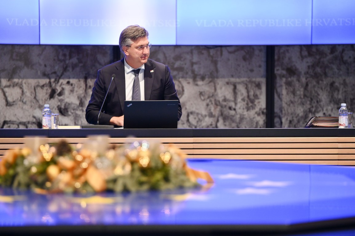 Na sjednici Vlade RH koja je održana u četvrtak, 22.prosinca 2022. godine, donesena je odluka o paketu pomoći vrijednom 700 milijuna kuna koja će obuhvatiti oko milijun hrvatskih građana. Sredstva će biti isplaćena u obliku jednokratne novčane pomoći korisnicima mirovina i prava u socijalnoj skrbi radi ublažavanja rasta troškova života, korisnicima dječjeg doplatka radi ublažavanja rasta cijena energenata te osobama stradalim u potresu.