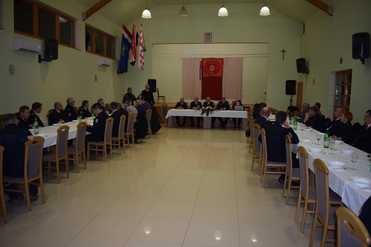 Zamjenik župana Mihael Jurić je u četvrtak, 29. prosinca 2022. godine, u prostorijama Društvenog doma u petrinjskom naselju Hrastovica nazočio svečanoj sjednici Skupštine Vatrogasne zajednice grada Petrinje.