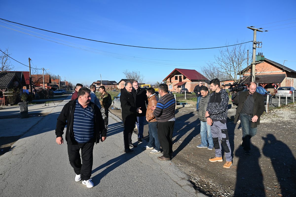 Zamjenik župana Mihael Jurić je, zajedno s pročelnicom Upravnog odjela za zdravstvo, socijalnu skrb i hrvatske branitelje Alenkom Ljubešić pratio posjet saborskog zastupnika Veljka Kajtazija i suradnika romskom naselju Palanjek.