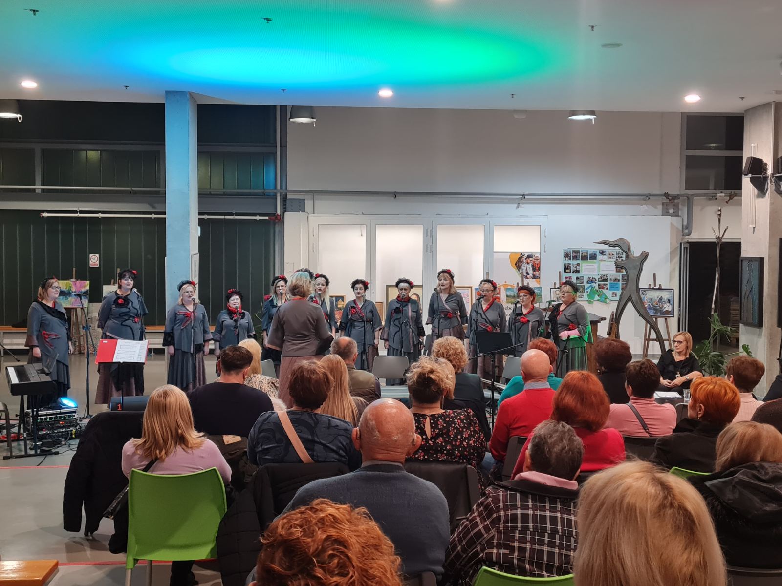 „Etno acustic“ naziv je projekta u sklopu kojega je u nedjelju, 03. prosinca  2023. godine u Strukovnoj školi Sisak održan koncert vokalnog ansambla Lipe pod pokroviteljstvom Sisačko-moslavačke županije.