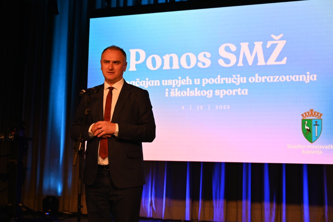 Na svečanosti „Ponos SMŽ“ koju je u ponedjeljak, 4. prosina 2023. godine u Domu INA Rafinerije nafte u Sisku organizirala Sisačko-moslavačka županija, zamjenik župana Mihael Jurić uručio je 398 pojedinačnih i 12 ekipnih zahvalnica učenicima, učiteljima, profesorima i školskim sportskim društvima iz 33 škole za značajan uspjeh u području obrazovanja te za promociju Sisačko-moslavačke županije koji su postignuti u proteklih godinu dana.