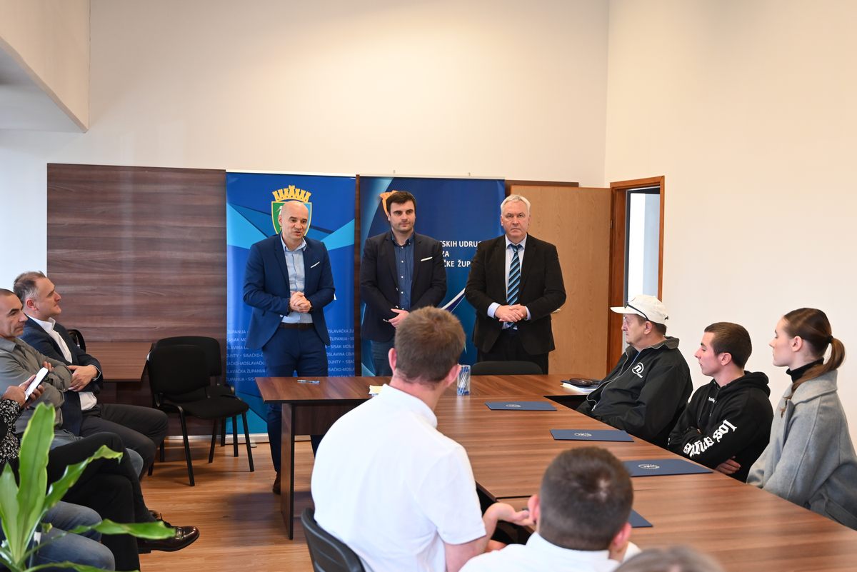 Župan Ivan Celjak nazočio je potpisivanju ugovora o dodjeli novčanih potpora kategoriziranim sportašicama i sportašima s područja Sisačko-moslavačke županije.