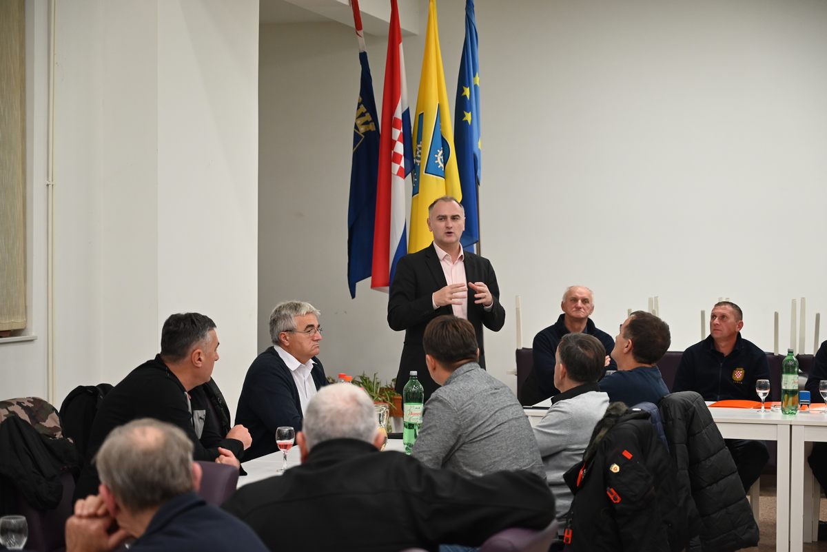 Zamjenik župana Mihael Jurić je u Sunji, u dvorani „Sven Lasta“ nazočio redovnoj godišnjoj sjednici Skupštine općinskog ogranka Udruge hrvatskih dragovoljaca Domovinskog rata.