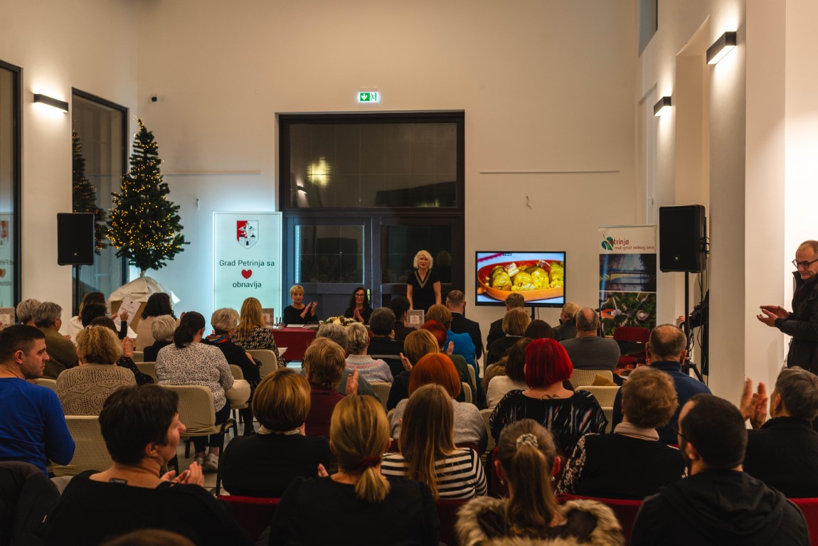 Zamjenik župana Mihael Jurić je u prostoru Gradske munjare u Petrinji nazočio predstavljanju knjige „Baš mi šmeka – petrinjska tradicionalna jela“ 