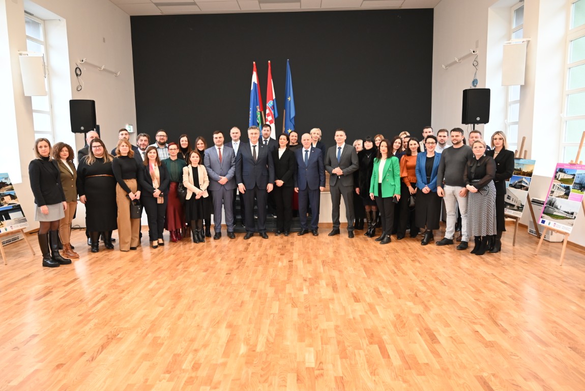 Tijekom današnjeg posjeta Sisačko-moslavačkoj županiji, predsjednik Vlade RH Andrej Plenković obišao je i zgradu javne namjene, Siščanima poznatu kao zgrada „Komande“, na kojoj je Sisačko-moslavačka županija provela cjelovitu obnovu. 