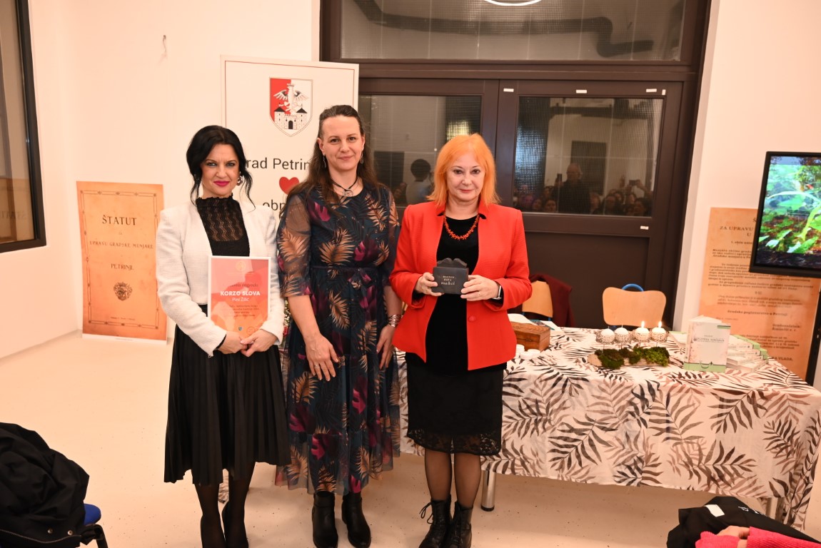Povelju o priznanju je u zgradi petrinjske „Munjare“ uručila autorici pročelnica županijskog Upravnog odjela za obrazovanje, kulturu, šport, mlade i civilno društvo Robertina Štajdohar, a statuu „Korzo slova“ potpredsjednica Društva hrvatskih književnika Željka Lovrenčić.