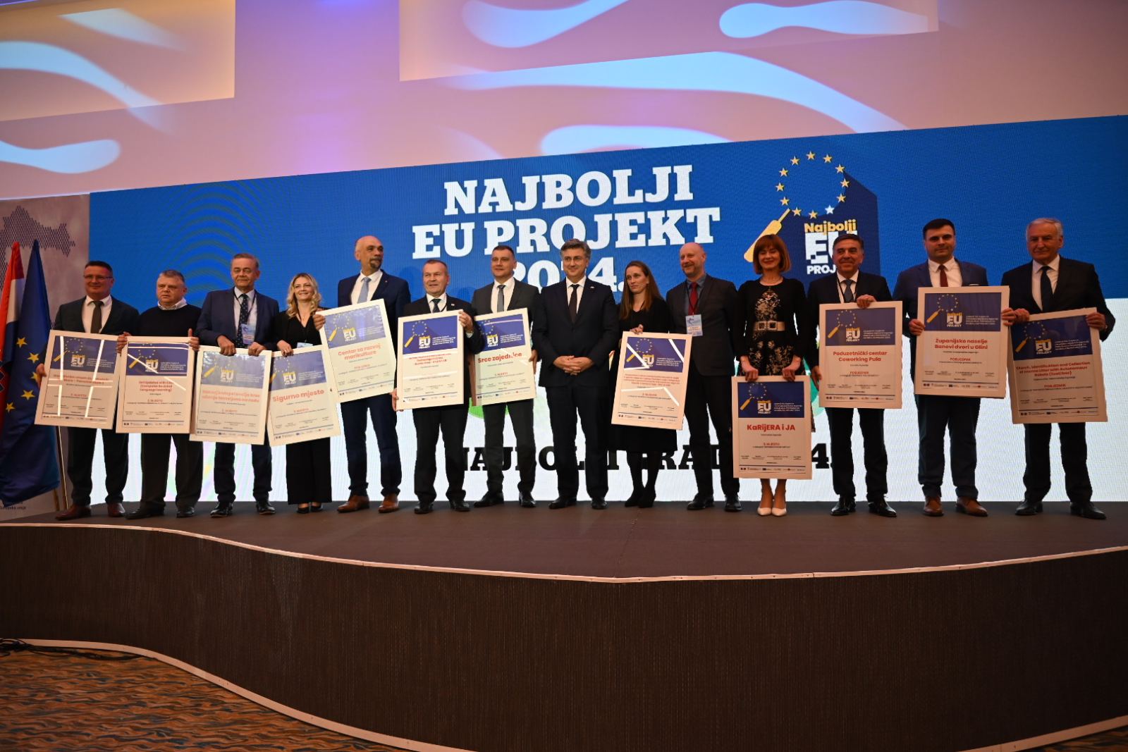 Na dodjeli nagrada za najbolji županijski EU projekt koja je održana u Šibeniku, Sisačko-moslavačka županija je prema izboru čitatelja Jutarnjeg lista osvojila nagrade za dva projekta, Županijsko naselje Banovi dvori u Glini te Development of Cross-Border Cooperation Network of Creative Industries (Creative@CBC).