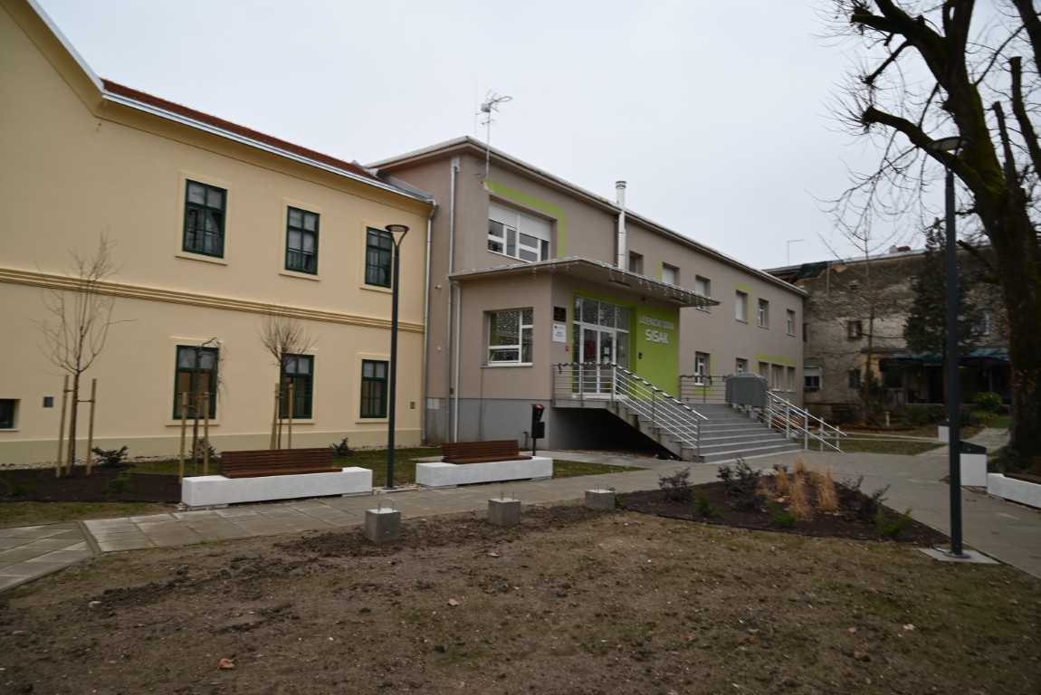 Tijekom današnjeg posjeta Sisačko-moslavačkoj županiji, predsjednik Vlade Republike Hrvatske Andrej Plenković, sa suradnicima, posjetio je prvi županijski Učenički dom u Sisku gdje je danas otvorena i susjedna zgrada čime je kapacitet Doma dodatno proširen. U njemu je trenutno smješteno 50 učenika u 25 soba, a današnjim otvorenjem druge zgrade kapacitet će se povećati za dodatnih 14 soba.