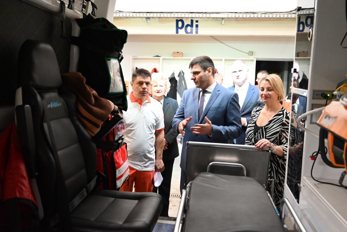 Danas smo predstavili osam novih vozila, od toga 5 vozila za hitnu medicinu i 3 vozila za sanitet. 